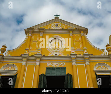 Macao, Chine - NOVEMBRE 2018 : façade jaune avec des volets de la l'église Saint-Dominique avec Portugais et les Macanais dispose dans le centre-ville Banque D'Images