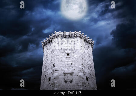 Château de la tour de nuit au clair de lune. Banque D'Images