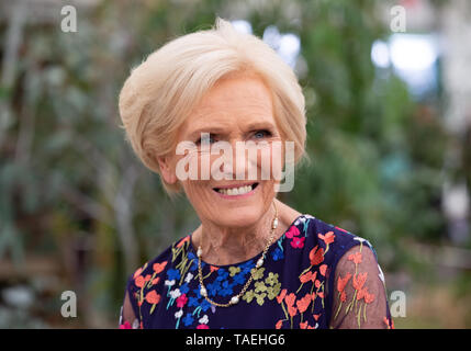 Marie Berry, nourriture britannique, écrivain et présentateur de télévision, à la RHS Chelsea Flower Show. Elle a présenté les 'grandes' Bake-Off britannique sur la BBC. Banque D'Images