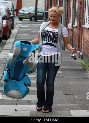 Kerry Katona vu en dehors de sa maison mère dans la région de Warrington Ian crédit Fairbrother/Alamy Stock Photos Banque D'Images