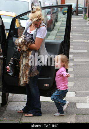 Kerry Katona vu en dehors de sa maison mère dans la région de Warrington Ian crédit Fairbrother/Alamy Stock Photos Banque D'Images