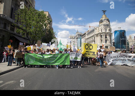 Les protestataires sont vues tenant des banderoles et des pancartes lors de la manifestation. Des centaines de jeunes Espagnols ont rejoint le mouvement international vendredi pour de futures à Madrid pour protester contre la situation climatique et la demande de mesures contre le changement climatique avec le principal slogan "Il n'y a pas de planète B". Banque D'Images