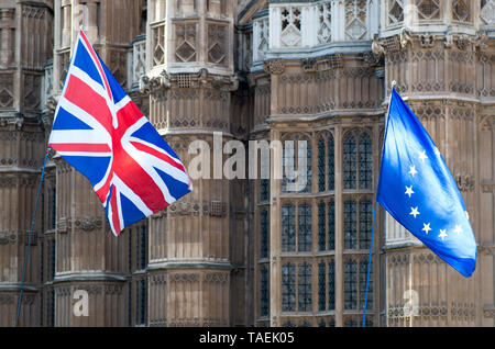 Londres, Royaume-Uni. 23 avril 2019. Union jack et le drapeau de l'UE Le Parlement européen sur le flutter près de jour de l'élection au Royaume-Uni, Westminster, Londres. Dame Chapelle de la cathédrale de Westminster est à l'arrière-plan. © Stuart Walden/ Alamy