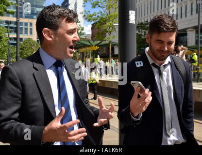 Andy Burnham (à gauche), Maire de Greater Manchester, après avoir parlé à la grève de protestation de la jeunesse Climat 4 le 24 mai 2019, à Manchester, UK Banque D'Images