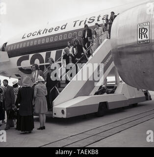 1973, historiques, les passagers débarquant d'un Lockheed L-1011 Tristar d'aéronefs exploités par la compagnie charter Ligne Cour à Luton, en Angleterre. Ligne de la Cour a été la première compagnie européenne à exploiter l'emportaient sur les coûts mais widebody Lockheed recettes et a vu l'entreprise fait faillite un an plus tard. Banque D'Images