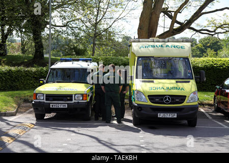 Deux véhicules ambulance urgence stationné à côté de l'autre avec les ambulanciers talking outdoors Banque D'Images