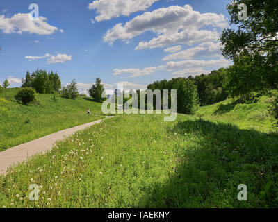 Mitino parc paysager. Belle journée chaude en Mai ( Mitino - banlieue de Moscou ) Banque D'Images