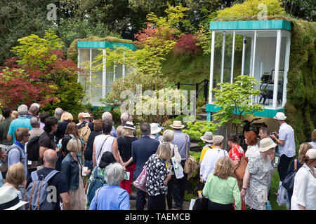 La foule admirant 'Green' est activée, un artisan jardin par Kazuyuki Ishihara censés rafraîchir et se détendre qu'il a conçu et a remporté une autre médaille d'or. Banque D'Images