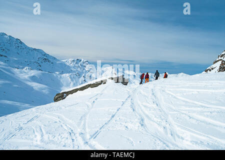 Paysage panoramique avec vue sur les skieurs hors-piste qui descend une pente en hiver alpine mountain resort Banque D'Images