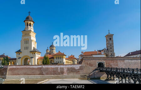 Vue de la tour de la cloche de la cathédrale et de la réunification du couronnement à la cathédrale catholique romaine Saint Michael à Alba Iulia, ville de la Roumanie. Banque D'Images