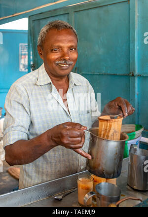 Portrait d'un homme vertical traditionnel ou faire du thé chai de l'Inde. Banque D'Images