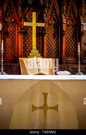 Riga, Lettonie - Mai 18, 2018. Riga Église de Luther. Autel de l'église avec croix et bible avant la cérémonie du mariage. Bible ouverte sur l'autel devant l'adoration. Interi Banque D'Images