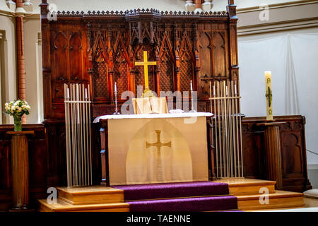 Riga, Lettonie - Mai 18, 2018. Riga Église de Luther. Autel de l'église avec croix et bible avant la cérémonie du mariage. Bible ouverte sur l'autel devant l'adoration. Interi Banque D'Images