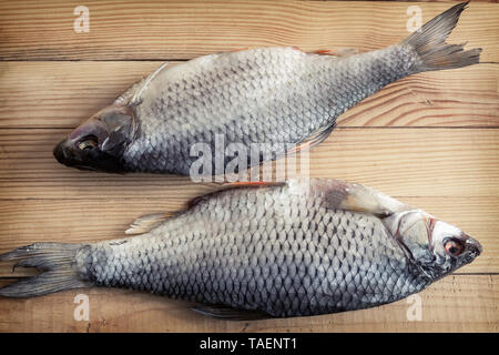 Sur une table de bois est séché poissons de rivière Roach. Présenté close-up. Banque D'Images