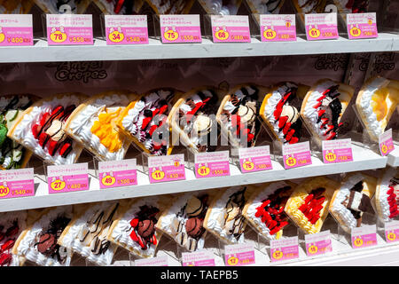 Tokyo, Japon - 2 Avril, 2019 : Takeshita street à Harajuku avec affichage de nombreux coloré dessert crêpes crêpes français en magasin avec des prix et des signes Banque D'Images