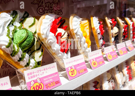 Tokyo, Japon - 2 Avril, 2019 : Takeshita street à Harajuku avec affichage de coloré dessert crêpes crêpes français en magasin avec des prix et des signes Banque D'Images