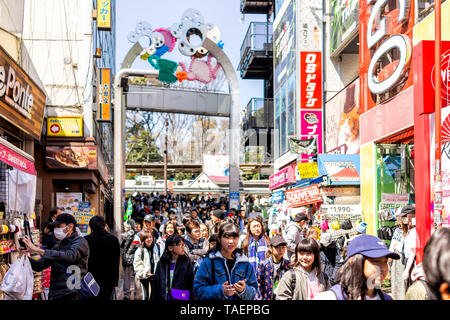 Tokyo, Japon - 2 Avril, 2019 : Célèbre Takeshita street à Harajuku avec foule de beaucoup de gens à pied par bâtiments colorés Banque D'Images