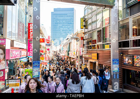 Tokyo, Japon - 2 Avril, 2019 : Célèbre Takeshita street à Harajuku avec foule de beaucoup de gens à pied par bâtiments restaurant Banque D'Images