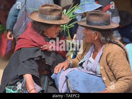 Les femmes Yampara chicha boire la bière de maïs au marché du dimanche de Tarabuco en Bolivie, Banque D'Images