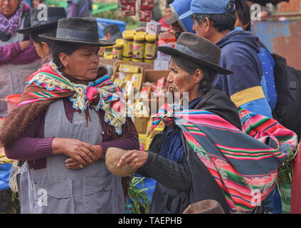 Les femmes Yampara chicha boire la bière de maïs au marché du dimanche de Tarabuco en Bolivie, Banque D'Images