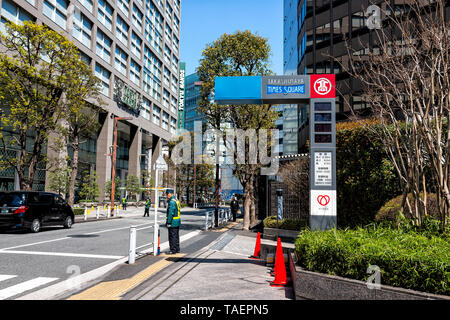 Tokyo, Japon - 2 Avril, 2019 : Shinjuku Takashimaya Times Square signe sur près de station au cours de journée avec l'entrée du stationnement Banque D'Images