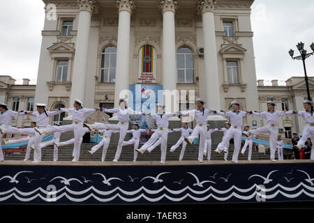 Danser ensemble sur la scène du Palais des pionniers dans la forme des marins de la flotte de la mer Noire sur Ocean Avenue, dans le centre-ville de Sébastopol, en Crimée Banque D'Images