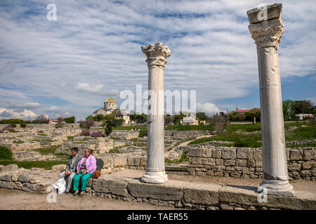 Les touristes se détendre près de la cathédrale Saint-Vladimir et ruines de Chersonesus à Sébastopol, ville de la péninsule de Crimée Banque D'Images