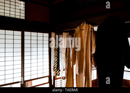 Maison machiya japonais traditionnel ou ryokan avec porte coulissante et lumière avec du papier de l'architecture et de suspendre des kimono avec ceinture fléchée Banque D'Images