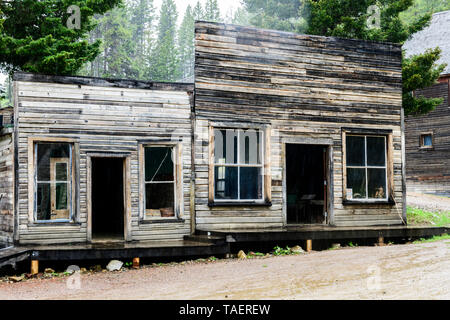 Un vieux magasin en ville fantôme grenat près de Missoula, Montana, USA. Banque D'Images