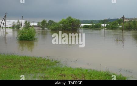 Paysage inondé dans l'eau prés de la basse un ciel nuageux Banque D'Images