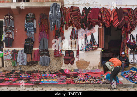 Shopping au marché du dimanche de Tarabuco en Bolivie, Banque D'Images