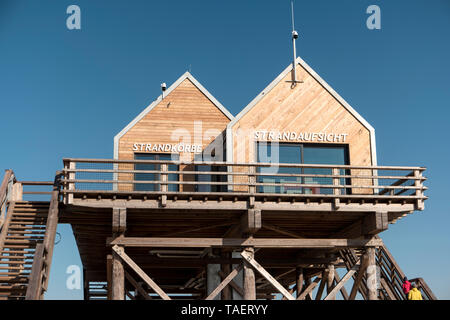 Maison sur pilotis caractéristique sur la plage de Sankt Peter-Ording en Allemagne Banque D'Images