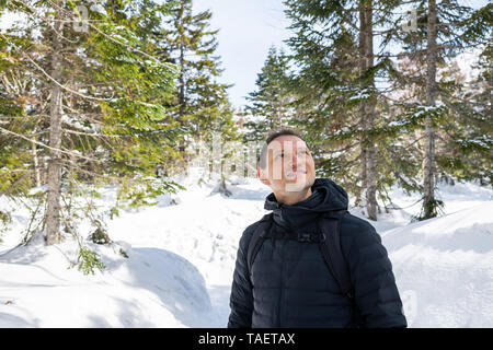 Happy smiling Young man on mountain trail avec de la neige dans les villages Okuhida Shinhotaka Ropeway dans la préfecture de Gifu, Japon park sur le printemps Banque D'Images