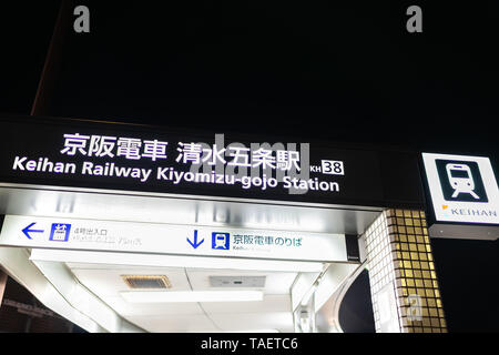 Kyoto, Japon - 9 Avril 2019 : La Keihan station Kiyomizu gojo-sign in city at night entrée de métro Métro Banque D'Images