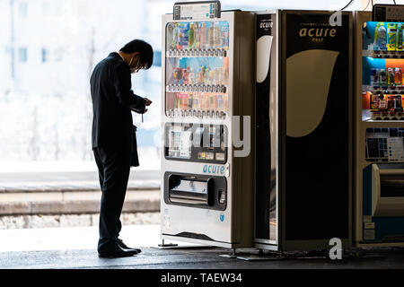 Utsunomiya, Japon - 4 Avril, 2019 : plate-forme de la gare Shinkansen ou ligne locale et les gens d'affaires l'achat de distributeur automatique Banque D'Images