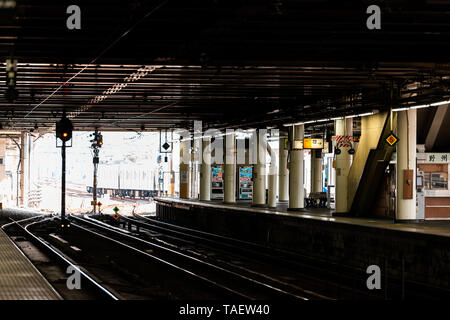 Utsunomiya, Japon - 4 Avril, 2019 : plate-forme de la gare Shinkansen ou ligne locale et couvert sombre avec la lumière de l'architecture et les pistes Banque D'Images