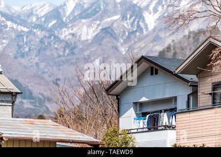 Nikko, Japon montagne dans la préfecture de Tochigi au printemps et maison traditionnelle construction avec blanchisserie étendus dehors Banque D'Images