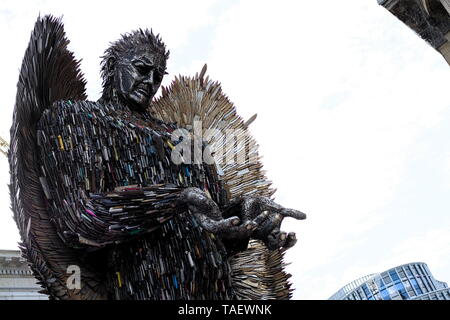 Le couteau Angel est à Birmingham. Le 27ft-haute d'art est entièrement fait de couteaux 100 000 qui ont été recueillies dans le cadre d'armes à l'amnistie par la police Banque D'Images