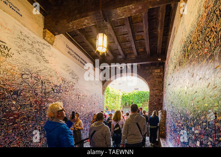 VERONA (VR), ITALIE - 10 MAI 2019 : les touristes visitant la célèbre maison de Juliette à Vérone. Banque D'Images