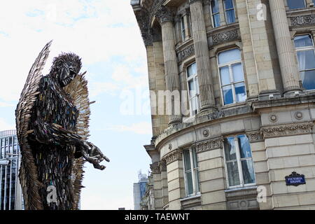 Le couteau Angel est à Birmingham. Le 27ft-haute d'art est entièrement fait de couteaux 100 000 qui ont été recueillies dans le cadre d'armes à l'amnistie par la police Banque D'Images