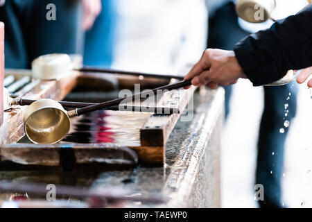 Fontaine d'eau de purification dans le temple Toshogu shrine à Nikko, Japon avec personne qui louche dans la préfecture de Tochigi Banque D'Images