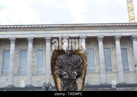 Le couteau Angel est à Birmingham. Le 27ft-haute d'art est entièrement fait de couteaux 100 000 qui ont été recueillies dans le cadre d'armes à l'amnistie par la police Banque D'Images