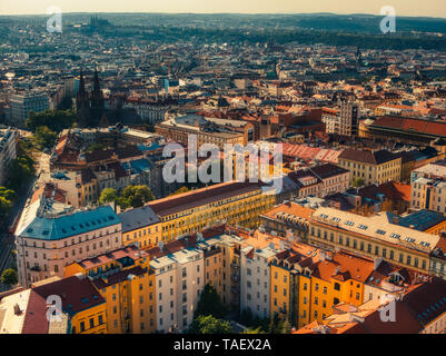 Vue aérienne de la place Namesti Miru à Prague avec Château à l'arrière Banque D'Images