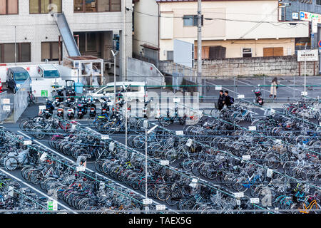 Utsunomiya, Japon - 5 Avril 2019 : de nombreux vélos en stationnement à partir de la gare en soirée sur la rue Banque D'Images