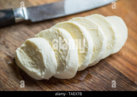 Tranches de fromage mozzarella de buffle sur fond de bois. Close-up. Banque D'Images