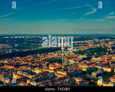 Vue aérienne de la tour de télévision zizkov à Prague sous ciel clair et les nuages journée ensoleillée Banque D'Images