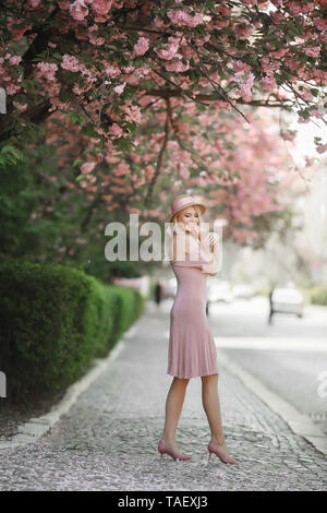 Jeune fille de l'apparition de l'été dans le parc jour dans les rayons du soleil, de l'arrondi, tonique. Banque D'Images