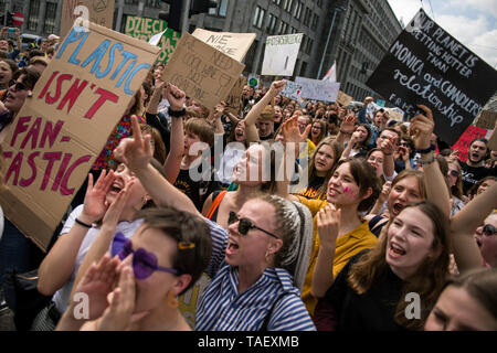 Les protestataires sont vus criant des slogans lors de la manifestation. Les jeunes qui veulent prêter attention aux effets du changement climatique, ont protesté dans les rues de Varsovie. La grève des jeunes pour le climat est une initiative des élèves et étudiants des établissements scolaires polonais qu'ils soulignent. La démonstration a été inspirée par 16 ans, le Greta activiste Thunberg, qui a commencé des grèves similaires en Suède l'année dernière. Banque D'Images