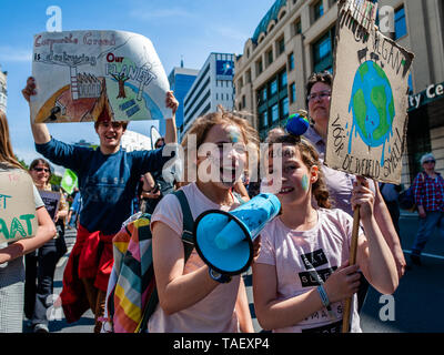 Deux petites filles sont vus crier des slogans lors de la manifestation. Des dizaines de milliers d'enfants dans plus de 60 pays se sont mis en grève pour exiger le changement climatique. N° FridaysForFuture est un mouvement qui a commencé en août 2018, après 15 ans Greta Thunberg assis devant le parlement suédois tous les jours d'école pendant trois semaines, pour protester contre le manque d'action sur la crise climatique. À Bruxelles, et pas seulement les élèves, mais les enseignants, les scientifiques, et plusieurs syndicats ont pris les rues de la capitale belge pour la deuxième fois, pour protester pour mieux la politique climatique. Selon le Belge Banque D'Images