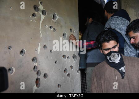 Les villageois du Cachemire sont vu l'inspection de maison ravagé par la guerre après une fusillade dans la région de Pulwama, au sud de Srinagar. Zakir Rashid Bhat Musa Alias a été tué jeudi par les forces de sécurité dans le district de Pulwama lorsque les forces de sécurité ont lancé une opération de bouclage et de ratissage dans Dadsara village de la zone centrale, au sud de Srinagar à la suite d'informations sur la présence de militants. Banque D'Images